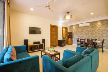 alaya stays 5bhk roohmons farm pvt pool