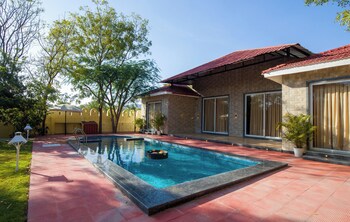 alaya stays 5bhk roohmons farm pvt pool