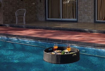 alaya stays 5bhk roohmons farm pvt pool