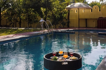 alaya stays 5bhk roohmons farm pvt pool