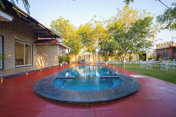 alaya stays 5bhk roohmons farm pvt pool