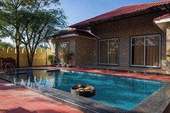 alaya stays 5bhk roohmons farm pvt pool