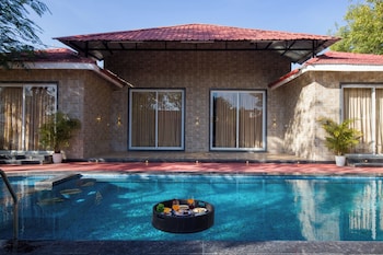 alaya stays 5bhk roohmons farm pvt pool