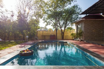 alaya stays 5bhk roohmons farm pvt pool