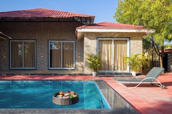 alaya stays 5bhk roohmons farm pvt pool