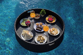 alaya stays 5bhk roohmons farm pvt pool
