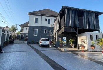 Deroche Apartment,,5 star