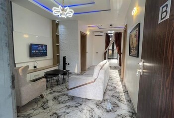 Deroche Apartment,,5 star