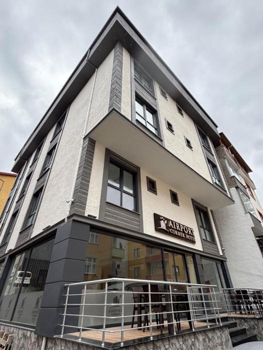 airport corner hotel