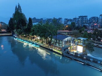 dujiangyan private hot spring villa