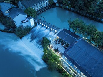 dujiangyan private hot spring villa