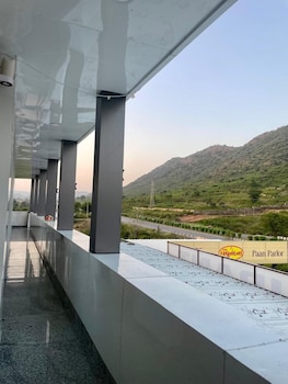 jai raghunandan hotel