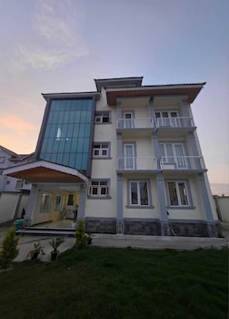 Azuri Blisss Resort,Nh1 Near Athwas Hyundai Nowgam,4 star