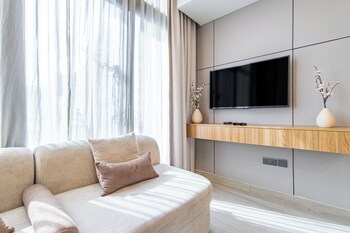 superhost modern 1br in azizi riviera