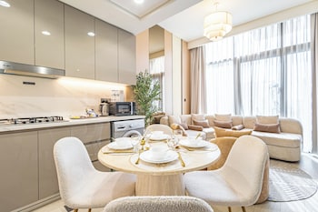 superhost modern 1br in azizi riviera