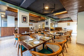 the pratiq luxe paschim vihar