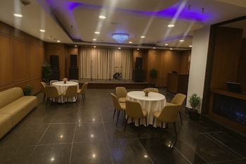 the pratiq luxe paschim vihar