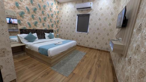 hotel aana inn gold