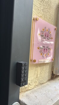 Roses Suite & Apartments,,4 star