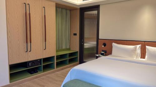 artotel living world grand wisata bekasi