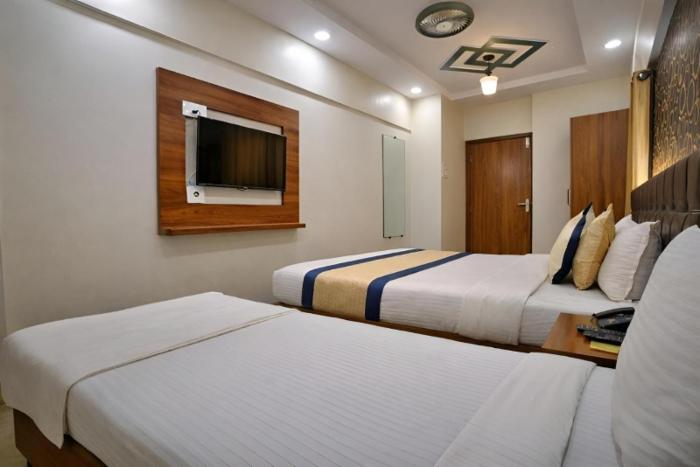 glitz saineel executive near juhu beach