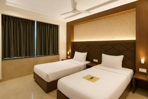 glitz saineel executive near juhu beach