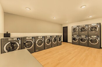 livaway suites phoenix glendale