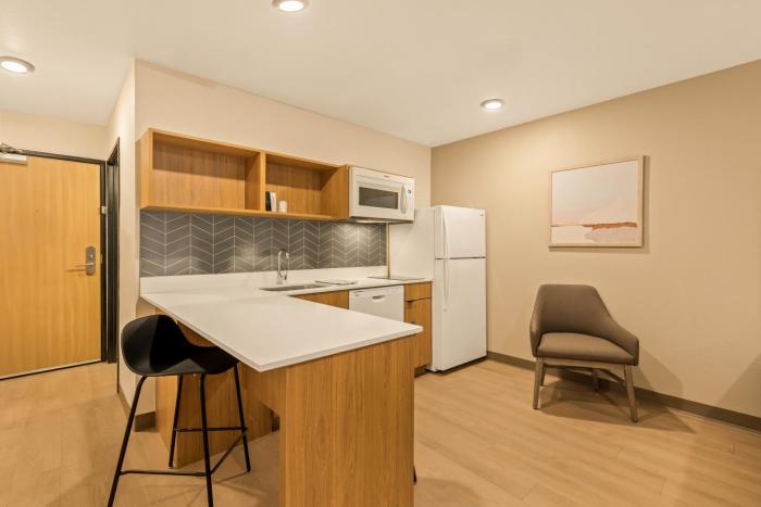 livaway suites phoenix glendale