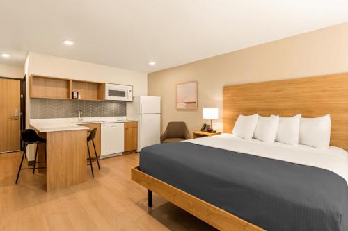 livaway suites phoenix glendale