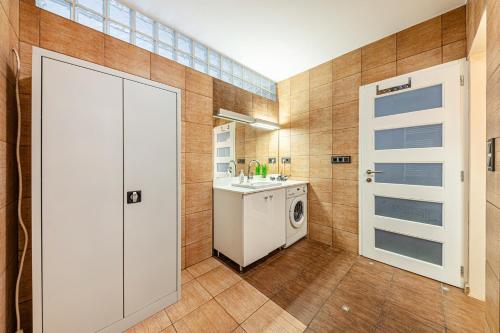 la dolce vita massage shower stay w ac balcony