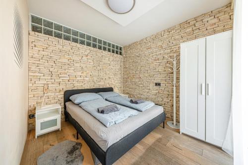 la dolce vita massage shower stay w ac balcony