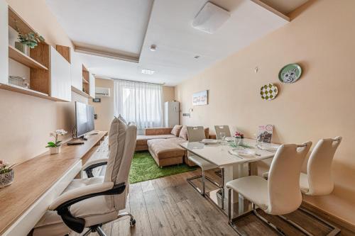 la dolce vita massage shower stay w ac balcony