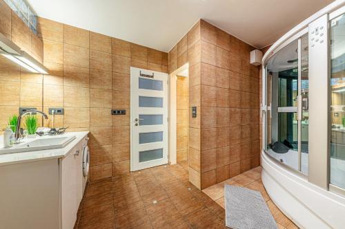 la dolce vita massage shower stay w ac balcony