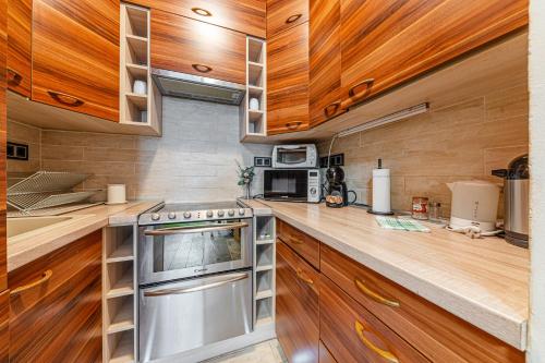 la dolce vita massage shower stay w ac balcony