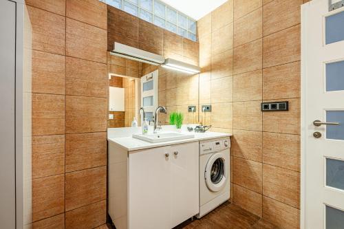 la dolce vita massage shower stay w ac balcony