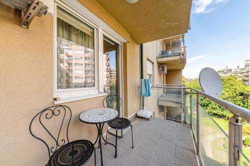 la dolce vita massage shower stay w ac balcony