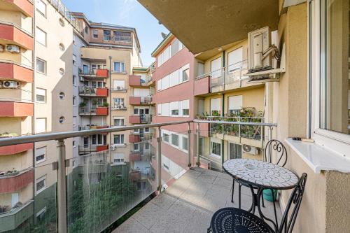 la dolce vita massage shower stay w ac balcony