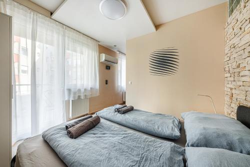 la dolce vita massage shower stay w ac balcony