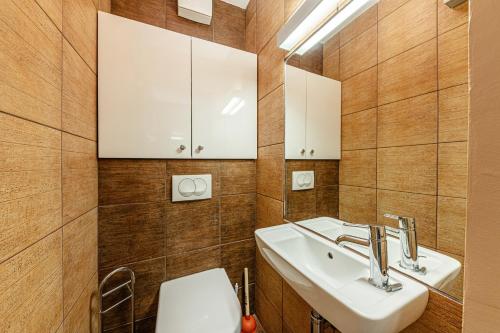 la dolce vita massage shower stay w ac balcony