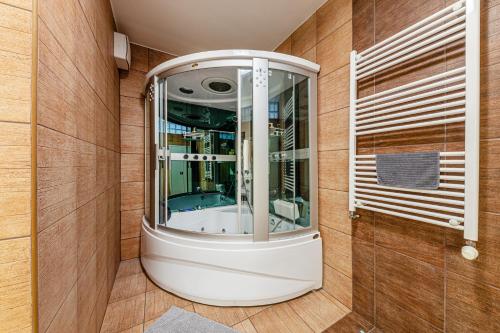 la dolce vita massage shower stay w ac balcony