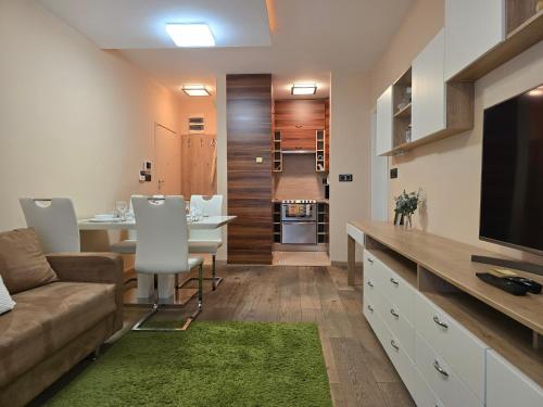 la dolce vita massage shower stay w ac balcony