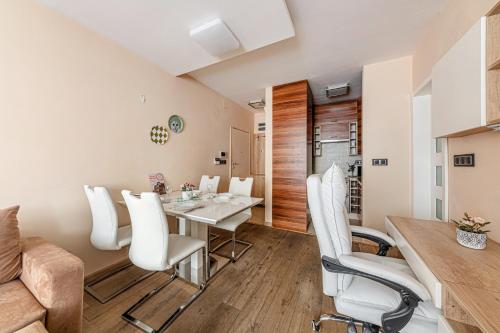la dolce vita massage shower stay w ac balcony