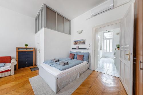 Urban Charm Studio,,2 star
