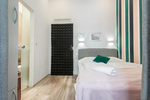 shopping paradise 9br for 22 people