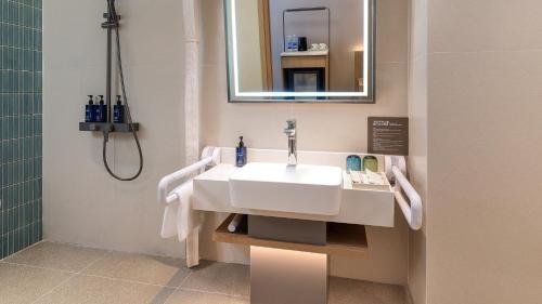 holiday inn express kunming dianchi rixin road by ihg