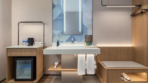 holiday inn express kunming dianchi rixin road by ihg