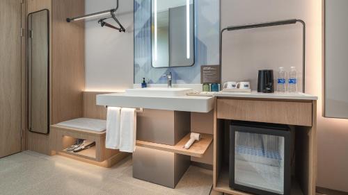 holiday inn express kunming dianchi rixin road by ihg
