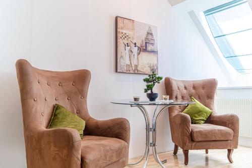 charming 2 apartments for extended stays