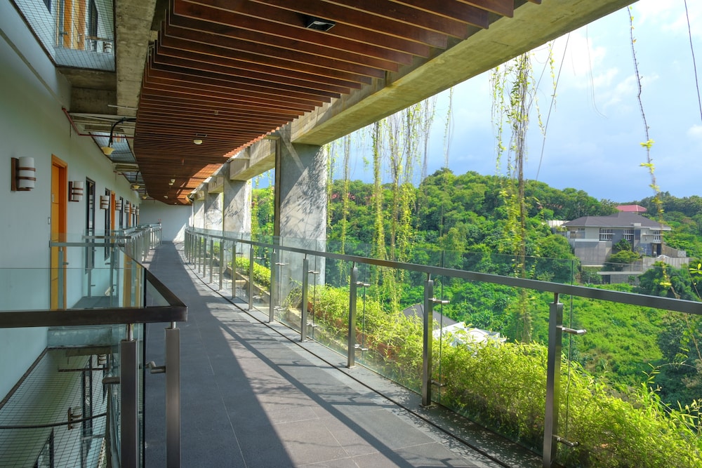 oak tree emerald hotel and conventions semarang