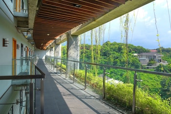 oak tree emerald hotel and conventions semarang